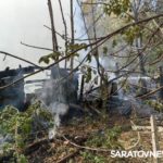 Рядом с социально-экономическим институтом в Саратове полыхал дом Рядом с социально-экономическим институтом в Саратове полыхал дом