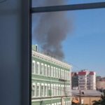 Рядом с социально-экономическим институтом в Саратове полыхал дом Рядом с социально-экономическим институтом в Саратове полыхал дом