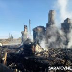 Ночью в саратовском селе сгорели дом и сарай: погибла женщина