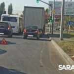 Иномарка столкнулась с большегрузом на Усть-Курдюмском шоссе в Саратове