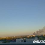 Клубы черного дыма распространялись над Заводским районом Саратова