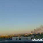 Клубы черного дыма распространялись над Заводским районом Саратова