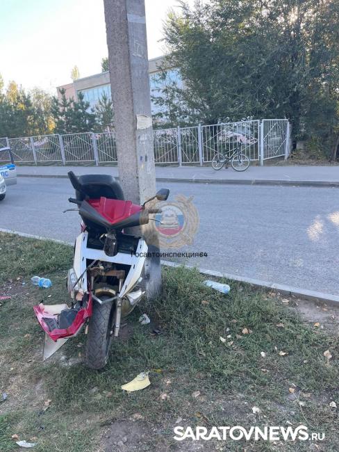 В Жасминном саратовец на мопеде врезался в столб