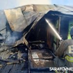 Пожарные тушат гаражи в Балакове: есть сгоревший транспорт Пожарные тушат гаражи в Балакове: есть сгоревший транспорт