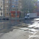 В Саратове вода из колодца заливает улицу Чернышевского