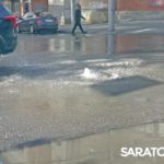 В Саратове вода из колодца заливает улицу Чернышевского