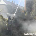 Пожарные тушат пристройку и крышу двухэтажного дома на Соколовой в Саратове