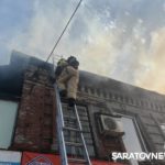 Пожарные тушат пристройку и крышу двухэтажного дома на Соколовой в Саратове