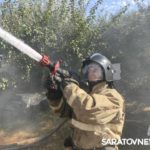 Пожарные тушат пристройку и крышу двухэтажного дома на Соколовой в Саратове
