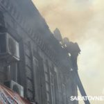 Пожарные тушат пристройку и крышу двухэтажного дома на Соколовой в Саратове