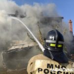 Пожарные тушат пристройку и крышу двухэтажного дома на Соколовой в Саратове