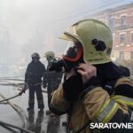 Пожарные тушат пристройку и крышу двухэтажного дома на Соколовой в Саратове