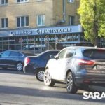 У ТЦ «Рубин» в Саратове столкнулись Nissan и «Лада»