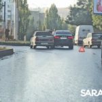 На проспекте Строителей в Саратове две «Лады» создали пробку