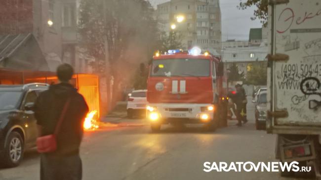 В Мирном переулке Саратова горела мусорка В Мирном переулке Саратова горела мусорка