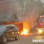 В Мирном переулке Саратова горела мусорка В Мирном переулке Саратова горела мусорка
