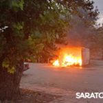В Мирном переулке Саратова горела мусорка В Мирном переулке Саратова горела мусорка