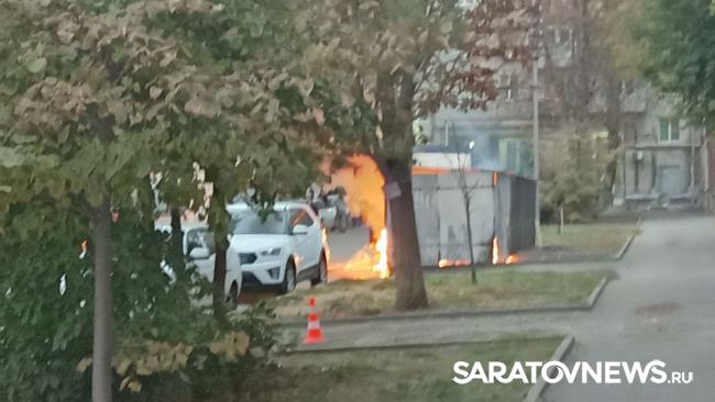 В Мирном переулке Саратова горела мусорка В Мирном переулке Саратова горела мусорка