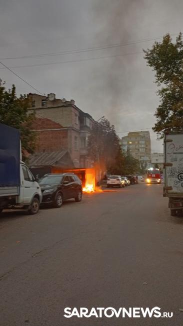 В Мирном переулке Саратова горела мусорка В Мирном переулке Саратова горела мусорка