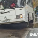 Автобус провалился в дорожную яму на Чернышевского в Саратове
