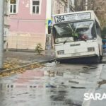 Автобус провалился в дорожную яму на Чернышевского в Саратове