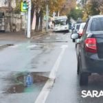 Автобус провалился в дорожную яму на Чернышевского в Саратове