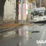 Автобус провалился в дорожную яму на Чернышевского в Саратове