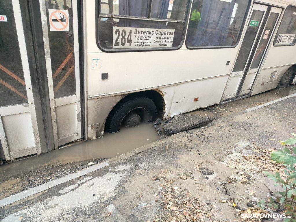 Автобус провалился в дорожную яму на Чернышевского в Саратове