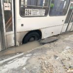 Автобус провалился в дорожную яму на Чернышевского в Саратове