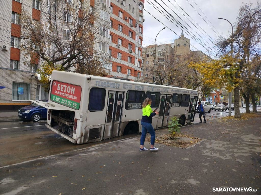 Автобус провалился в дорожную яму на Чернышевского в Саратове