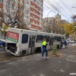 Автобус провалился в дорожную яму на Чернышевского в Саратове