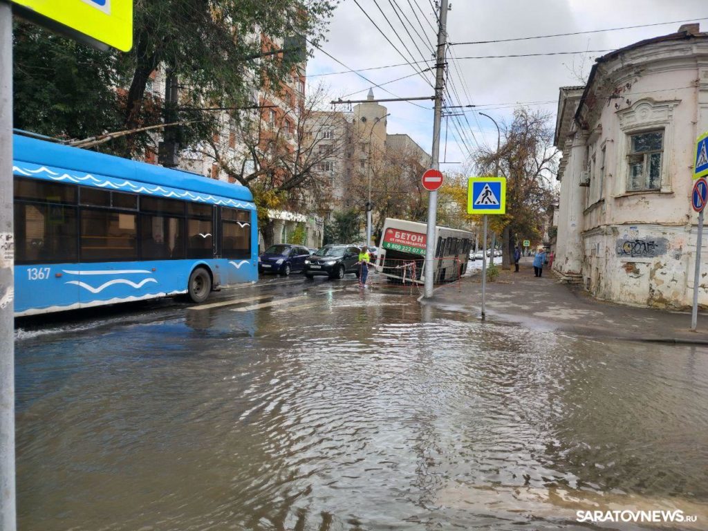 Автобус провалился в дорожную яму на Чернышевского в Саратове