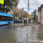 Автобус провалился в дорожную яму на Чернышевского в Саратове