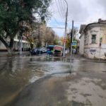 Автобус провалился в дорожную яму на Чернышевского в Саратове