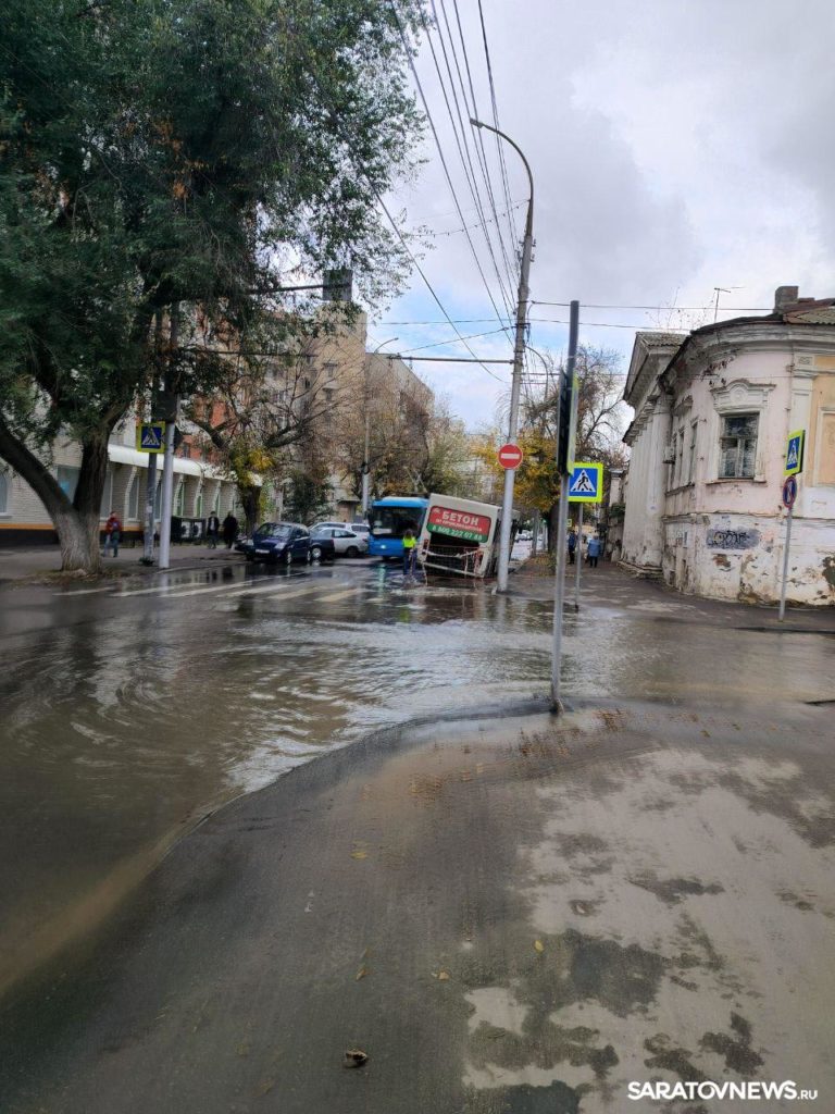 Автобус провалился в дорожную яму на Чернышевского в Саратове