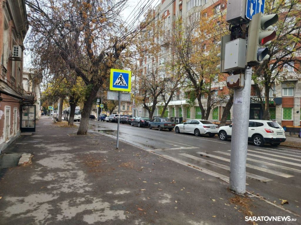 Автобус провалился в дорожную яму на Чернышевского в Саратове