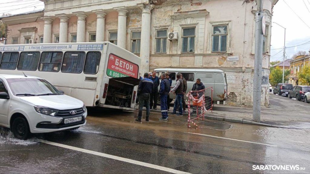 Автобус провалился в дорожную яму на Чернышевского в Саратове
