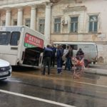 Автобус провалился в дорожную яму на Чернышевского в Саратове