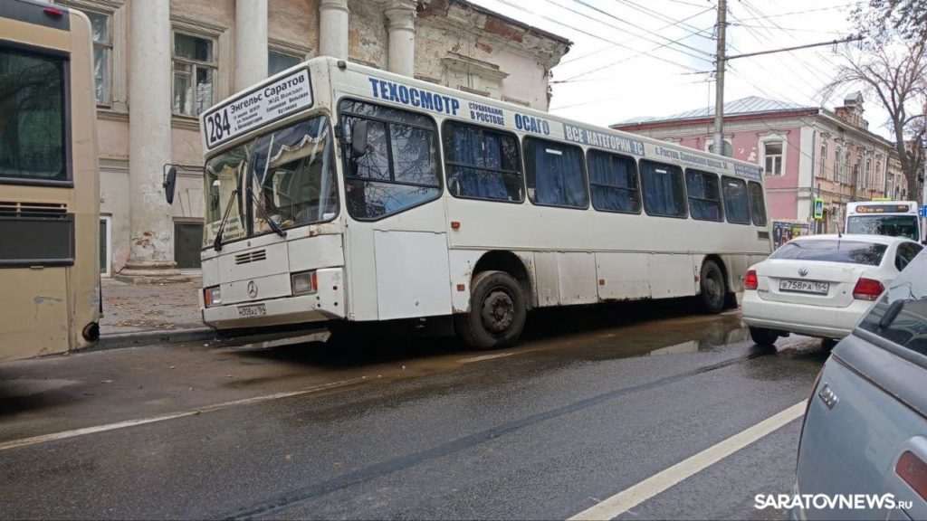 Автобус провалился в дорожную яму на Чернышевского в Саратове