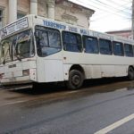 Автобус провалился в дорожную яму на Чернышевского в Саратове
