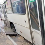 Автобус провалился в дорожную яму на Чернышевского в Саратове
