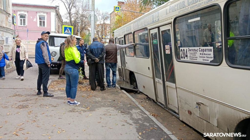 Автобус провалился в дорожную яму на Чернышевского в Саратове