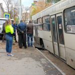 Автобус провалился в дорожную яму на Чернышевского в Саратове