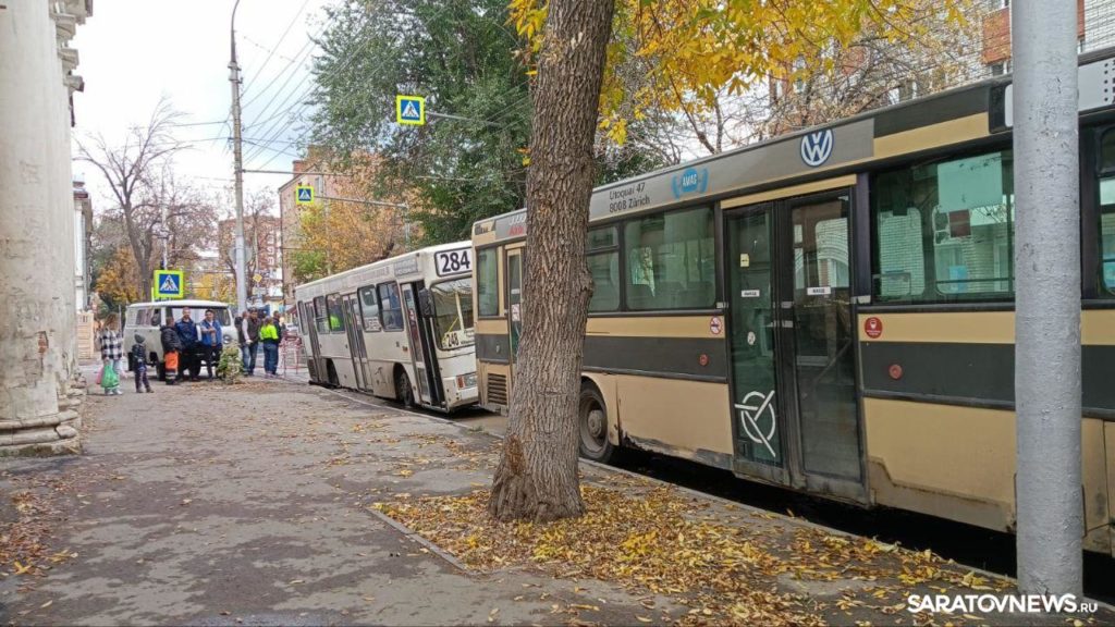 Автобус провалился в дорожную яму на Чернышевского в Саратове