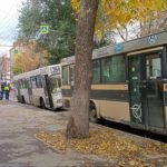 Автобус провалился в дорожную яму на Чернышевского в Саратове