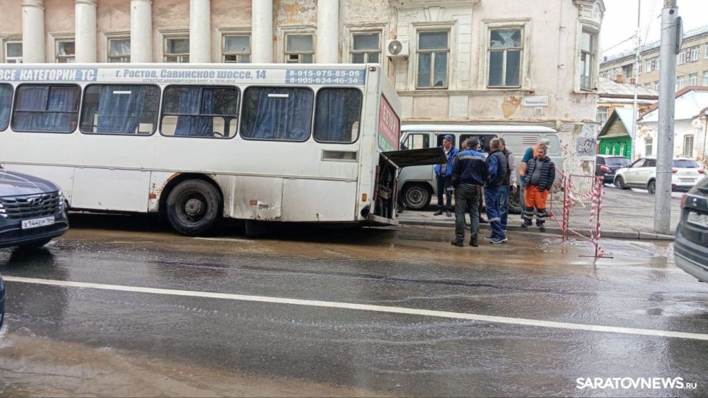 Автобус провалился в дорожную яму на Чернышевского в Саратове
