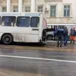 Автобус провалился в дорожную яму на Чернышевского в Саратове