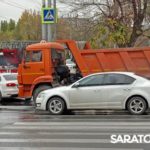 «КамАЗ» столкнулся с иномаркой в Заводском районе Саратова