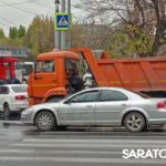 «КамАЗ» столкнулся с иномаркой в Заводском районе Саратова