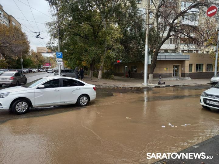 В Саратове затапливает улицу Чернышевского В Саратове затапливает улицу Чернышевского
